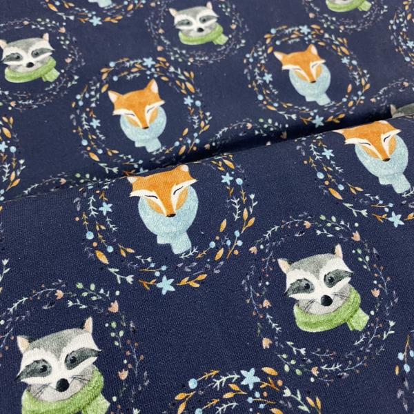 Jersey Fuchs und Waschbär mit Schal auf blau